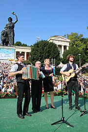 J&uuml;rgen Kirner und die Couplet AG (&copy;Foto: Martin Schmitz)